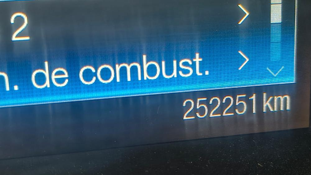57374