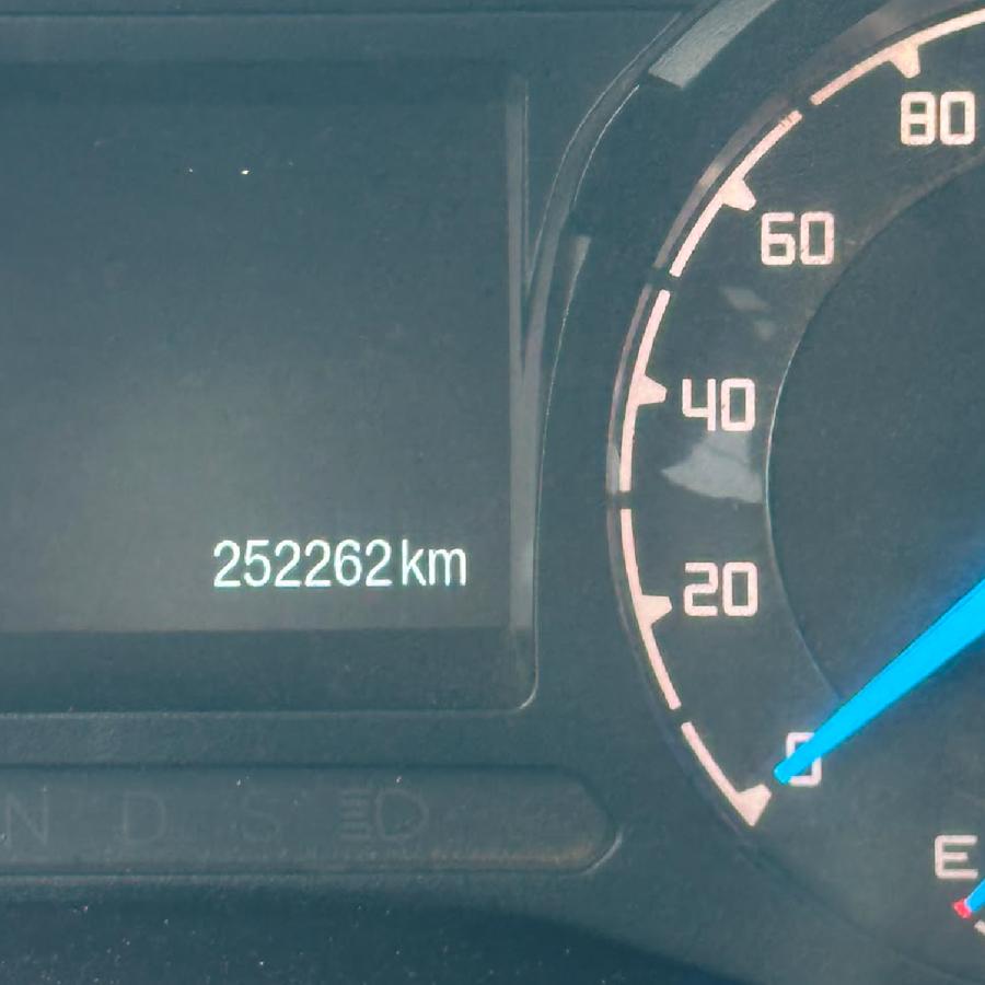 57374